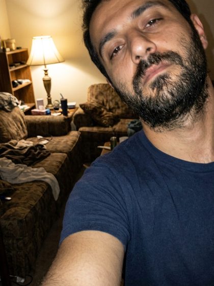 Selfie açısı, bulanık kare ve dağınık ev ortamı.